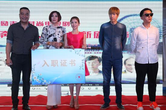 《奔跑吧,依兰》发布会 众主创现场t台秀|奔跑吧,依兰|廖蔚蔚|李克龙