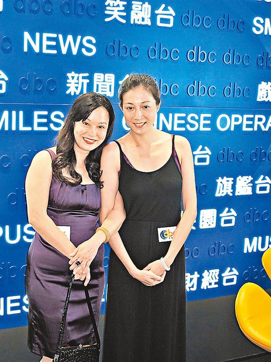 吴绮莉(右)邀请好友翁静晶为其电台节目录音。