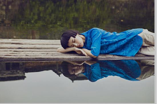 指间沙:穿越指间的麻布衣衫