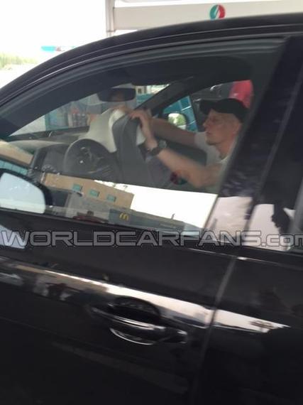 宾利Bentayga最新谍照曝光或明年首发