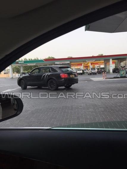 宾利Bentayga最新谍照曝光或明年首发