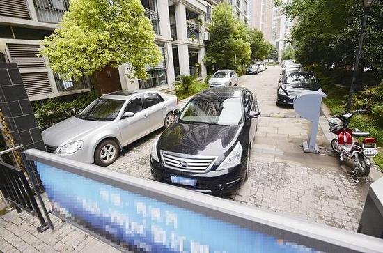 堵住小区的轿车