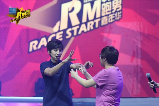 李光洙与粉丝零距离互动默契十足