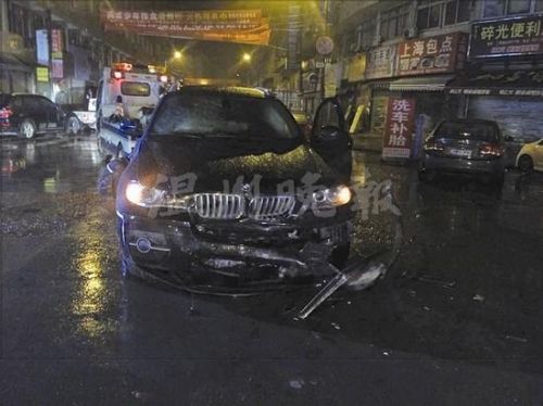 车子被撞得破烂不堪