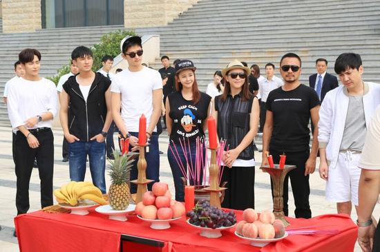 海陆《咱们穿越吧》开机