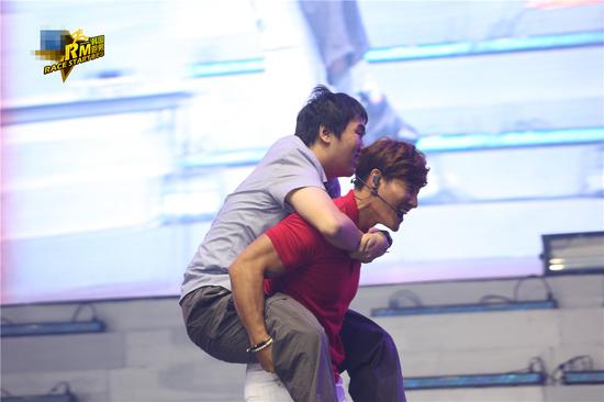 金钟国尽显猛男本色背粉丝游戏