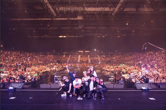 RM成员与万名粉丝合照