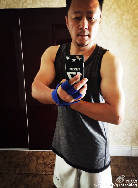 郭涛微博晒出健身照