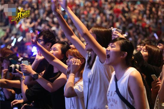 现场观众热情似火摇手呐喊