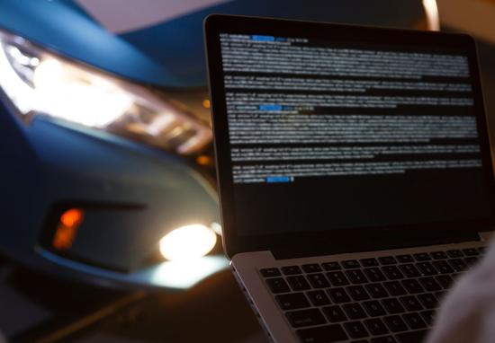 通过电脑破解车辆，大灯点亮，车门解锁