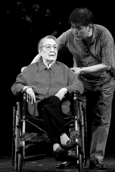 2012年，北京人艺话剧《甲子园》在首都剧场首演，朱琳坐轮椅登台。