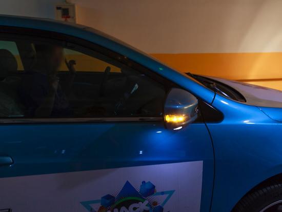 车辆倒车中，远程代码执行寻车成功，后视镜上灯亮并鸣笛