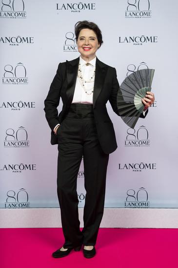 的lancome兰蔻传奇香水珍爱广告曲中,伊莎贝拉·罗西里尼缓步登上舞台