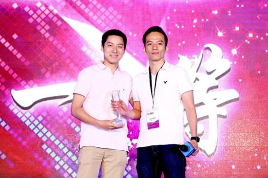 腾讯QQ空间技术副总经理石玉磊（左）颁奖给Wozlla悟空间创始人谢子斌