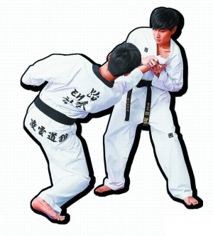 林俊杰(右)照着老师的示范学习近距离的防身术。