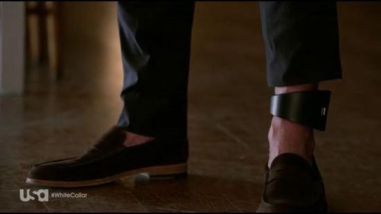 美剧《妙警贼探》里的电子脚链