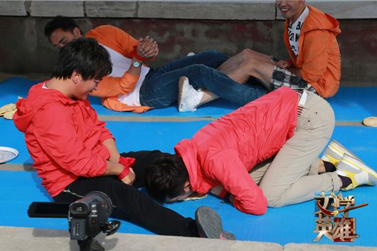 张晓龙卖力玩游戏