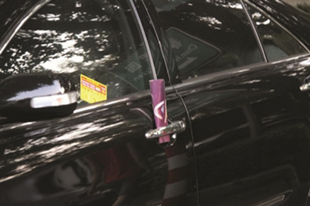 车门被插小广告 处理不当你将会损失千元