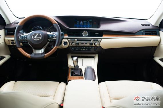 2016 Lexus ES 300h 05