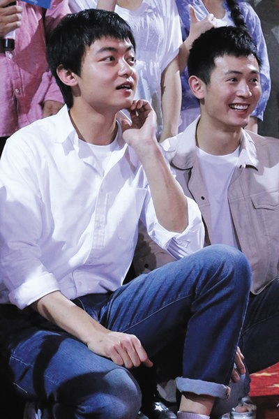 演了男主角之后的万国鹏（左），与麦兆辉口中的小帅哥王昭(右)都有可能被尔冬升签到自己的公司。