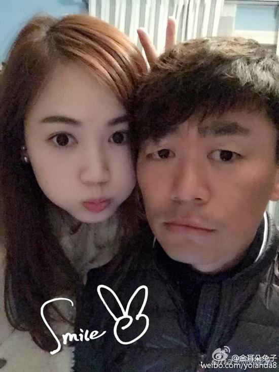 王宝强女儿吃手指委屈嘟脸漂亮似妈妈