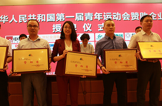 才子男装赞助青运会才子男装作为青运会指定男装品牌赞助商,蔡燕英总