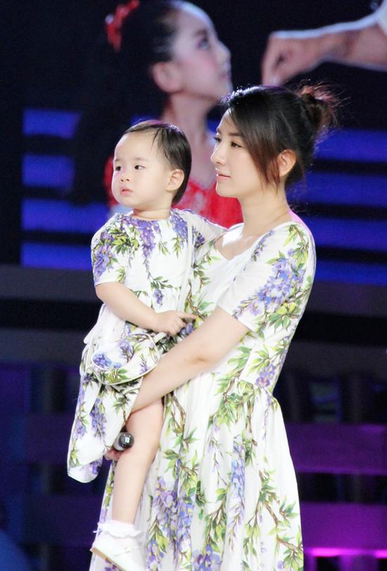 黄奕和女儿亮相