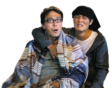 放弃现实生活一心追梦的沈凯(左)，与曾当武行被骗去参加传销的张喜来，在剧中互相照顾的一幕。