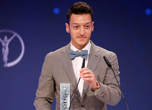 厄齐尔慷慨解囊