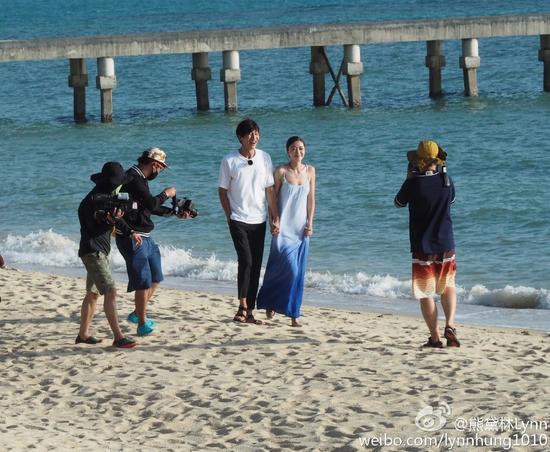 熊黛林为李光洙庆生浪漫 低胸裙性感