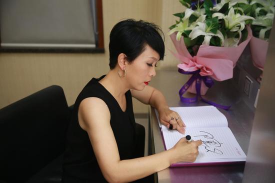 陈明携新曲做客《光荣绽放》