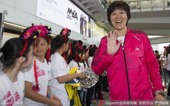 郎平微笑打招呼