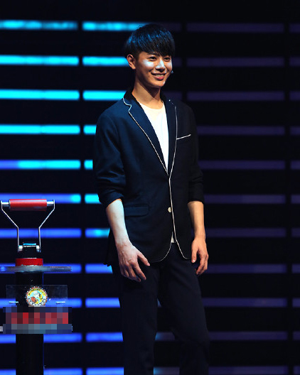 王佑硕挑战学霸天团 获赞高颜值百科达人