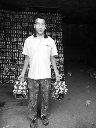 高天宇在搬运啤酒