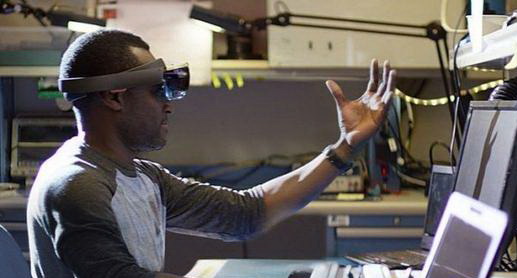 第一代HoloLens主要面向开发者和企业