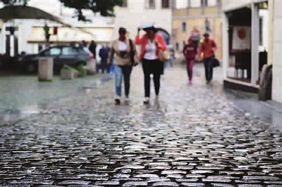 ■ 石头的路面，可以迅速分流雨水