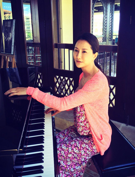 马赫遥新浪娱乐讯 近日,演员马赫遥在微博晒出一组夏日休闲照片,并