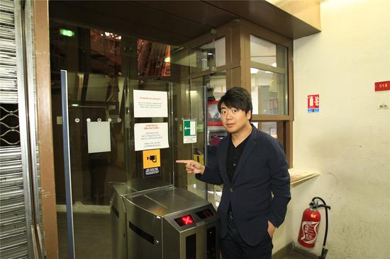 郎朗准备进入铁塔工作通道