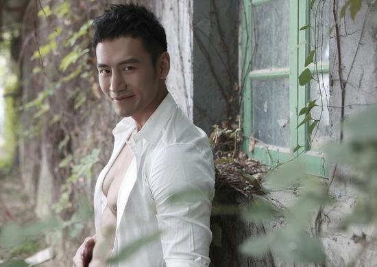 《全能极限王》开播 八块腹肌露肉闯关