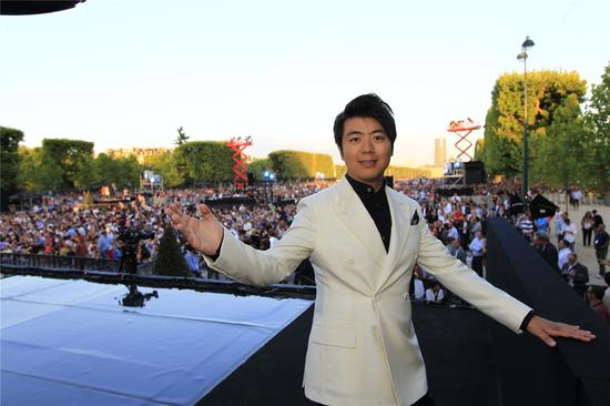郎朗身穿路易威登专属定制演出服