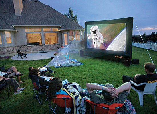 在你家后院草坪上播放大屏幕电影也可以酷翻天.