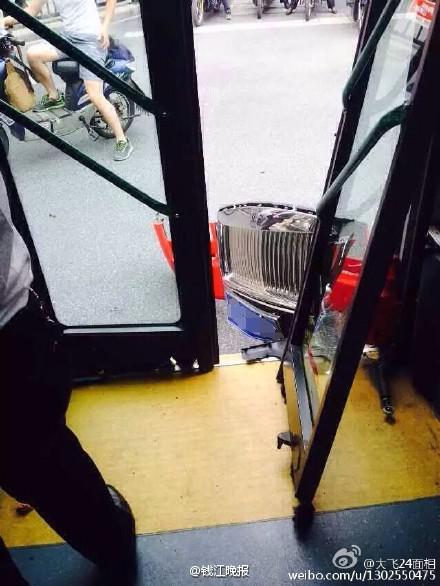 鸟叔杭州出车祸 劳斯莱斯撞上公交车