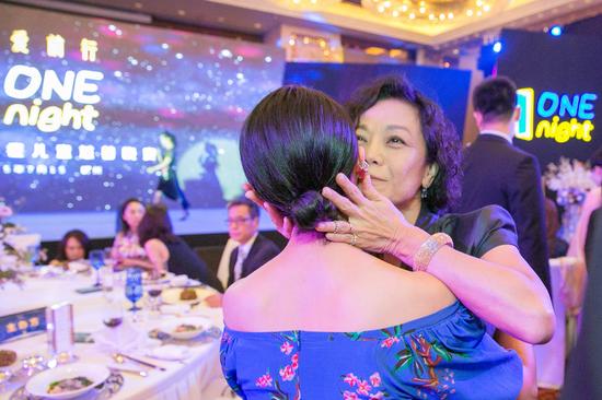 张艾嘉、周迅相拥