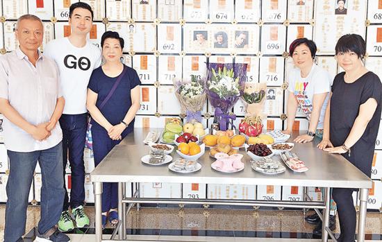 陈淑芬偕好友前往宝福山拜祭