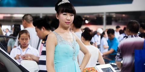 颜值太低！女子扮车模被赶走