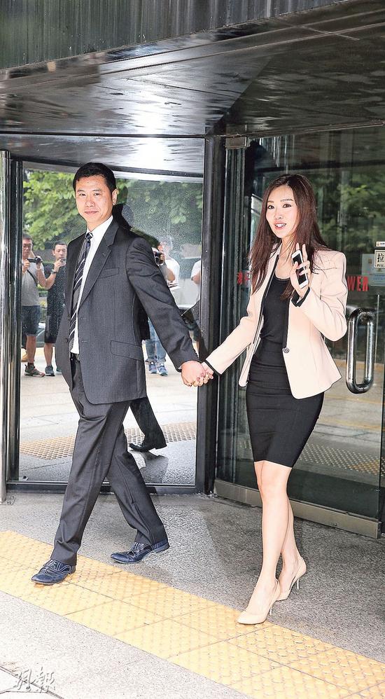 叶翠翠与老公牵手出庭 前妻禁现任听审