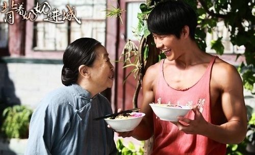张双利,任容萱的都市温情大剧《背着奶奶进城》正在湖北经视频道热播