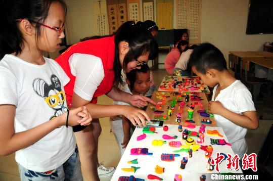 孩子们在学习制作手工 刘林 摄