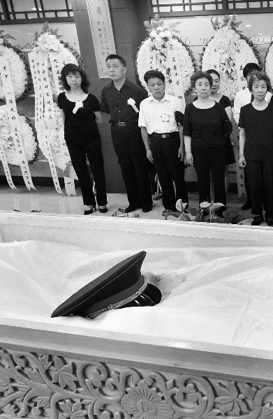 罗浪遗体告别会举办代表作哀乐奏响