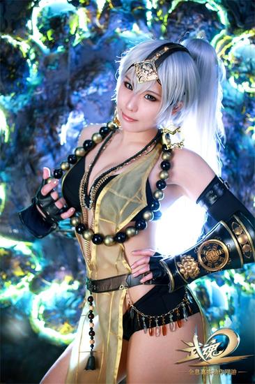 图2：螺旋猫性感演绎《武魂2》少林女角色